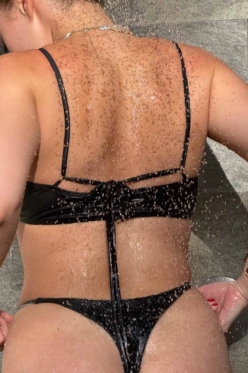 Купальный топ с прямым вырезом Лина, черный